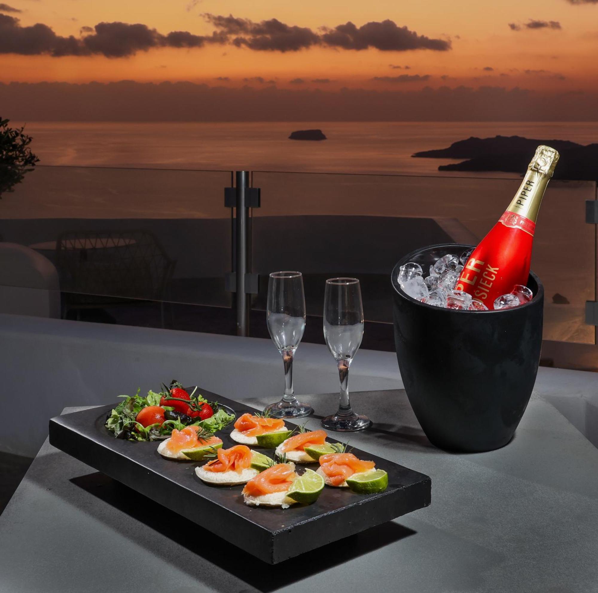 Amity Suites - Adults Only Φηρά Εξωτερικό φωτογραφία